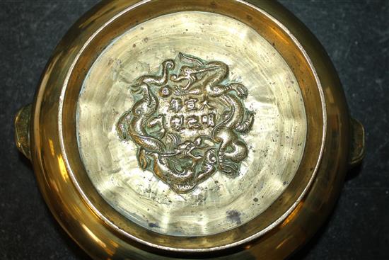 A Chinese bronze gui censer, 19th century, 19cm